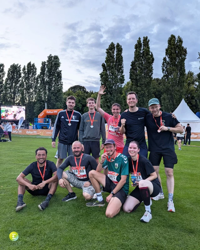 So sehen Gewinnerinnen und Gewinner aus: Teamlauf am RheinEnergieStadion.